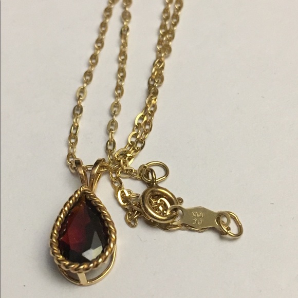 Jewelry - 10k solid yellow gold teardrop garnet pendant